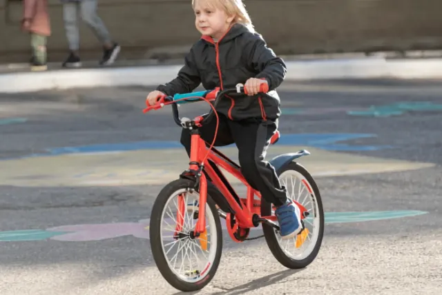 Kind fietst zelfstandig